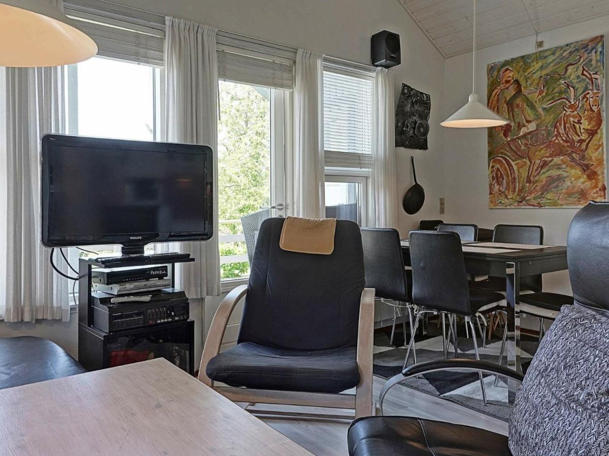 Three-Bedroom Holiday Home In Hasle 3 Vang  Номер фото
